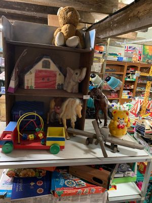 Lot de jouets dont avions et figurines