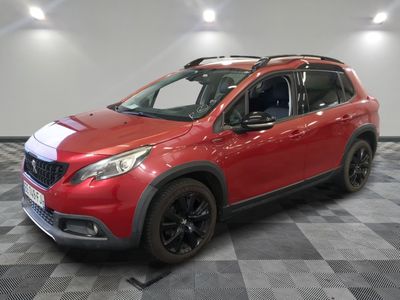 la voiture rouge est garée dans le garage sur un sol en damier