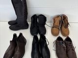 Plusieurs paires de chaussures sont alignées par terre