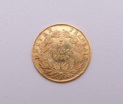l'image d'une pièce d'or posée sur une surface blanche