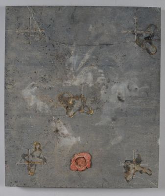 une photo d'une œuvre d'art posée par terre