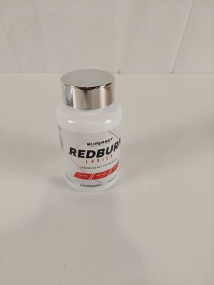 une bouteille de Redbuir posée sur une surface blanche