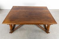 Une table de salle à manger de style néo-gothique et six cha… (photo 5)