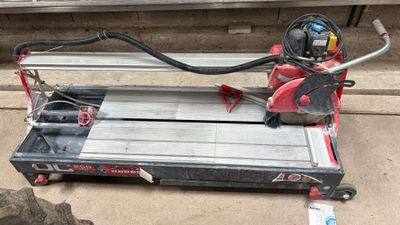 une machine posée sur une table