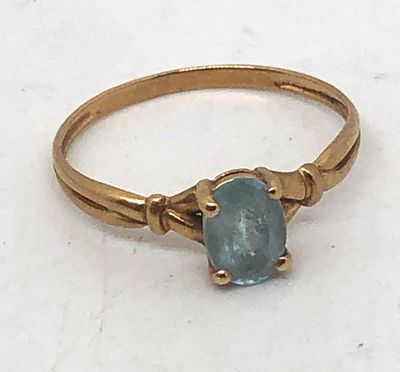 Bague en or jaune 750/1000e, ornée d'une aigue marine, poids…