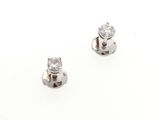 une paire de boucles d'oreilles en diamant sur fond blanc