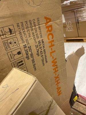 des boîtes sont empilées dans un entrepôt