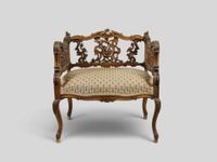Fauteuil ou petite banquette en bois à décor ajouré et sculp…