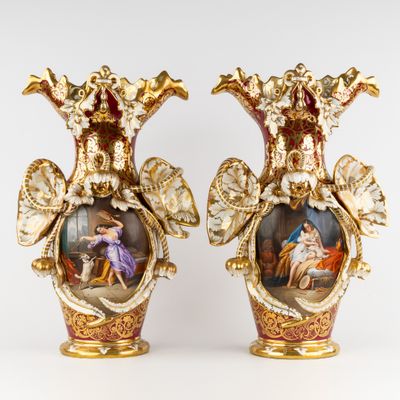 paire de vases anciens en porcelaine, décorés de peintures sur fond blanc