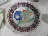 une assiette avec une fleur bleue posée sur une table