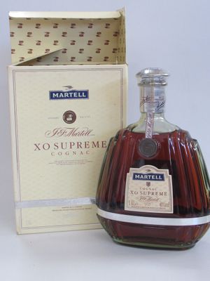 une bouteille de brandy devant une boîte