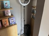 une lumière allumée dans un coin de la pièce