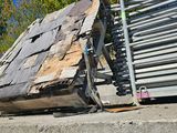 un tas de débris au bord de la route