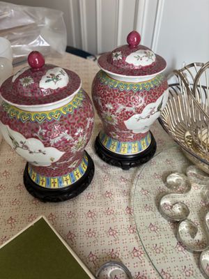 deux vases posés sur une table à côté d'un bol