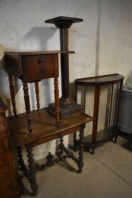 une petite table sur laquelle est posée une lampe, à côté d'une chaise