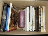 une boîte pleine de livres posée sur une table