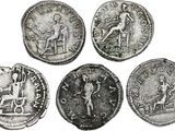 six pièces de monnaie romaines antiques représentant un homme à cheval et une femme à cheval