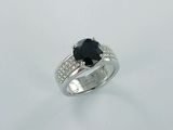 une bague de fiançailles ornée d'un diamant noir serti dans une monture en or blanc