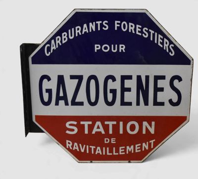 un panneau rouge, blanc et bleu sur lequel on peut lire « Gazognes – station de ravitaillement »