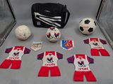 beaucoup de ballons de foot et un sac par terre