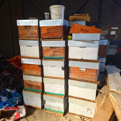une pile de boîtes empilées les unes sur les autres
