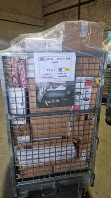 un chariot contenant des cartons de denrées alimentaires dans un entrepôt
