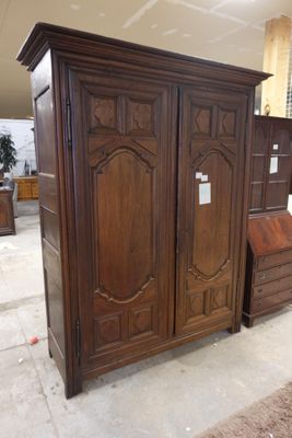 une photo d'une grande armoire en bois dans une pièce