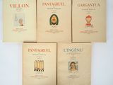 cinq livres de Pantagiell et d'autres ouvrages posés sur une surface blanche