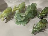 un grand nombre de figurines posées sur une table