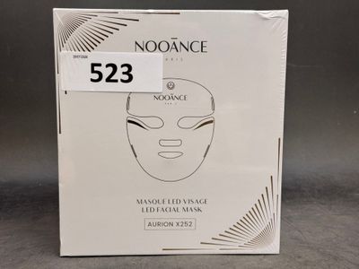 un gros plan d'une boîte sur laquelle figure un masque facial