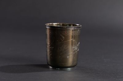 une coupe ancienne en argent ornée d'un motif