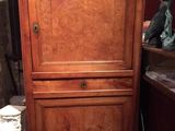 un grand meuble en bois surmonté d'une horloge