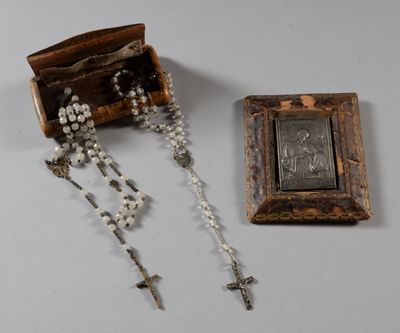 un chapelet et une boîte sur laquelle figure une image de Jésus