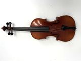 un vieux violon accroché à un mur sur fond blanc