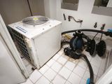 un petit climatiseur dans un coin de la salle de bains
