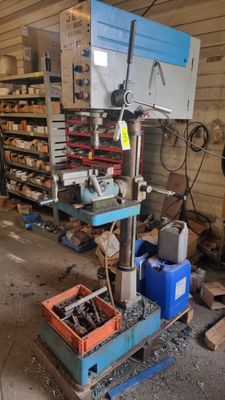 une machine qui se trouve à l'intérieur d'un bâtiment