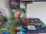 de nombreux jeux de société posés sur la table dans la pièce