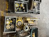 un panneau d'outils accroché au mur d'un garage
