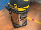 un aspirateur posé sur le sol de la pièce