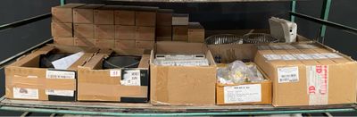 de nombreux cartons à l'arrière d'un camion rempli d'affaires