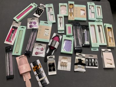 un grand nombre d'objets différents posés sur une table