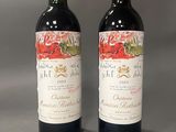 deux bouteilles de vin posées l'une à côté de l'autre sur une table