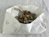 un sac en papier contenant un trousseau de clés