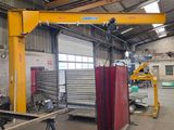 une photo d'une usine avec une grande grue au milieu