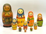 un ensemble de poupées russes colorées sur fond blanc
