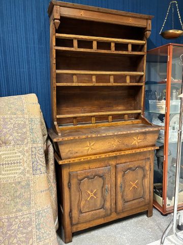 Buffet vaisselier marqueté d’étoiles ouvrant en partie basse de 2