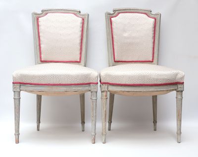 paire de chaises d'appoint peintes de style Louis XVI