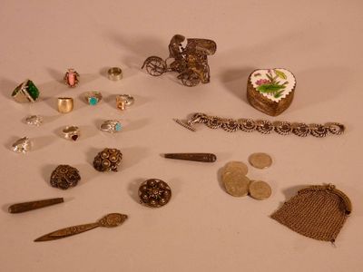 de nombreux bijoux posés sur une table avec un fond blanc