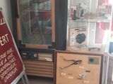 un grand nombre d'articles exposés dans le magasin