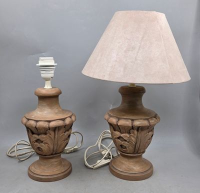 une paire de lampes en bois sculpté, chacune munie d'un abat-jour